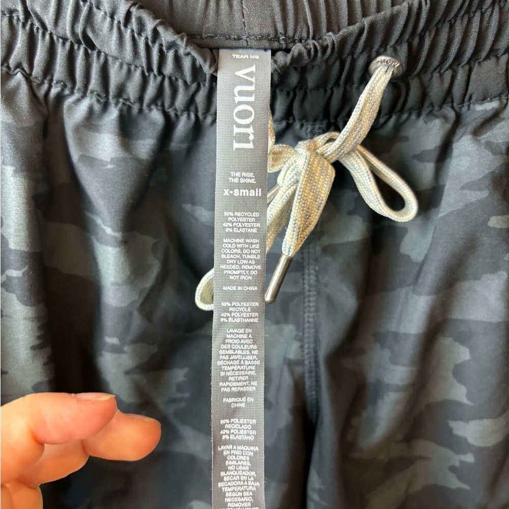 Vuori Women's Clementine Shorts 2.0 Black Camo XS - Picture 4 of 6